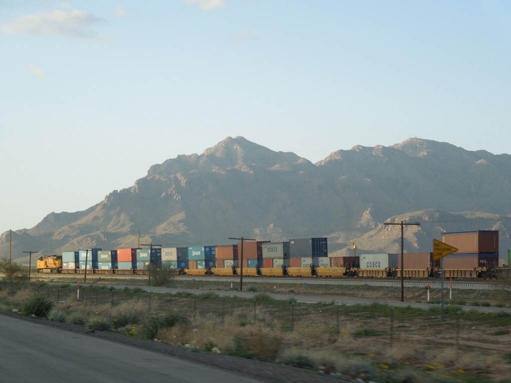 Freight_train_in_Tucson_Arizona_2