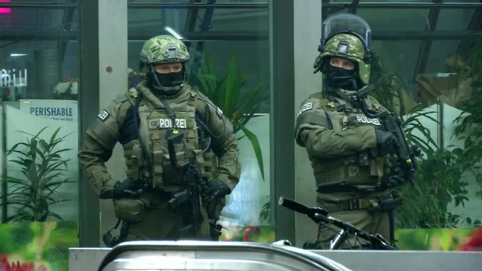 Police evacuate two Munich train stations, citing militant threat