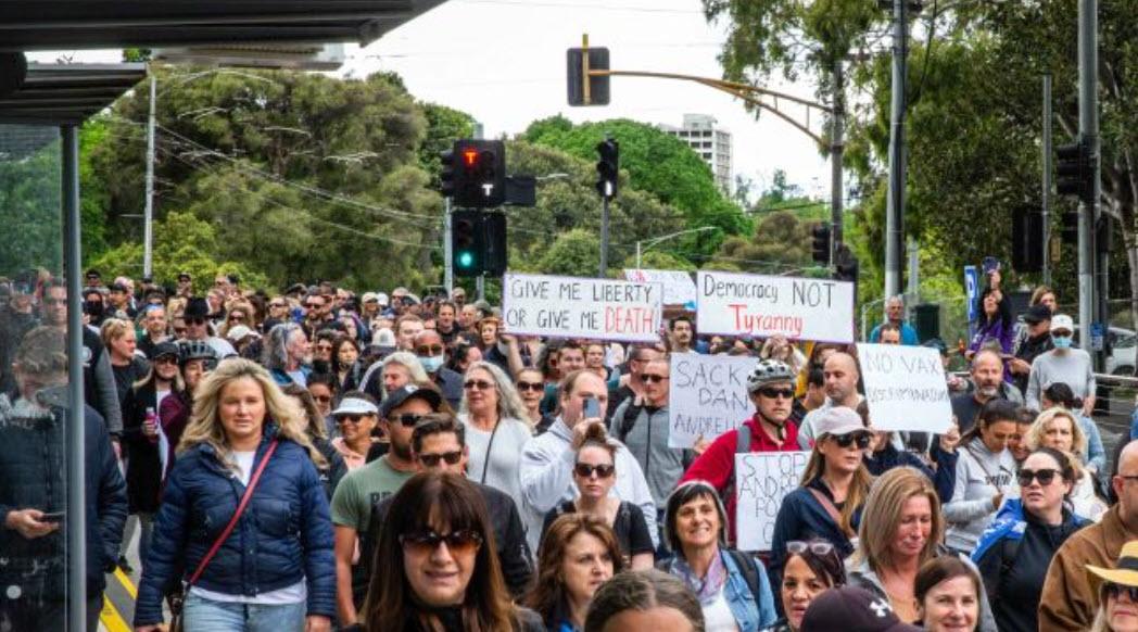 “Stop Medical Apartheid!” — Police Passive As Huge Crowd Protests Australia’s Draconian Pandemic Powers Bill 2021-10-30_4-52-46