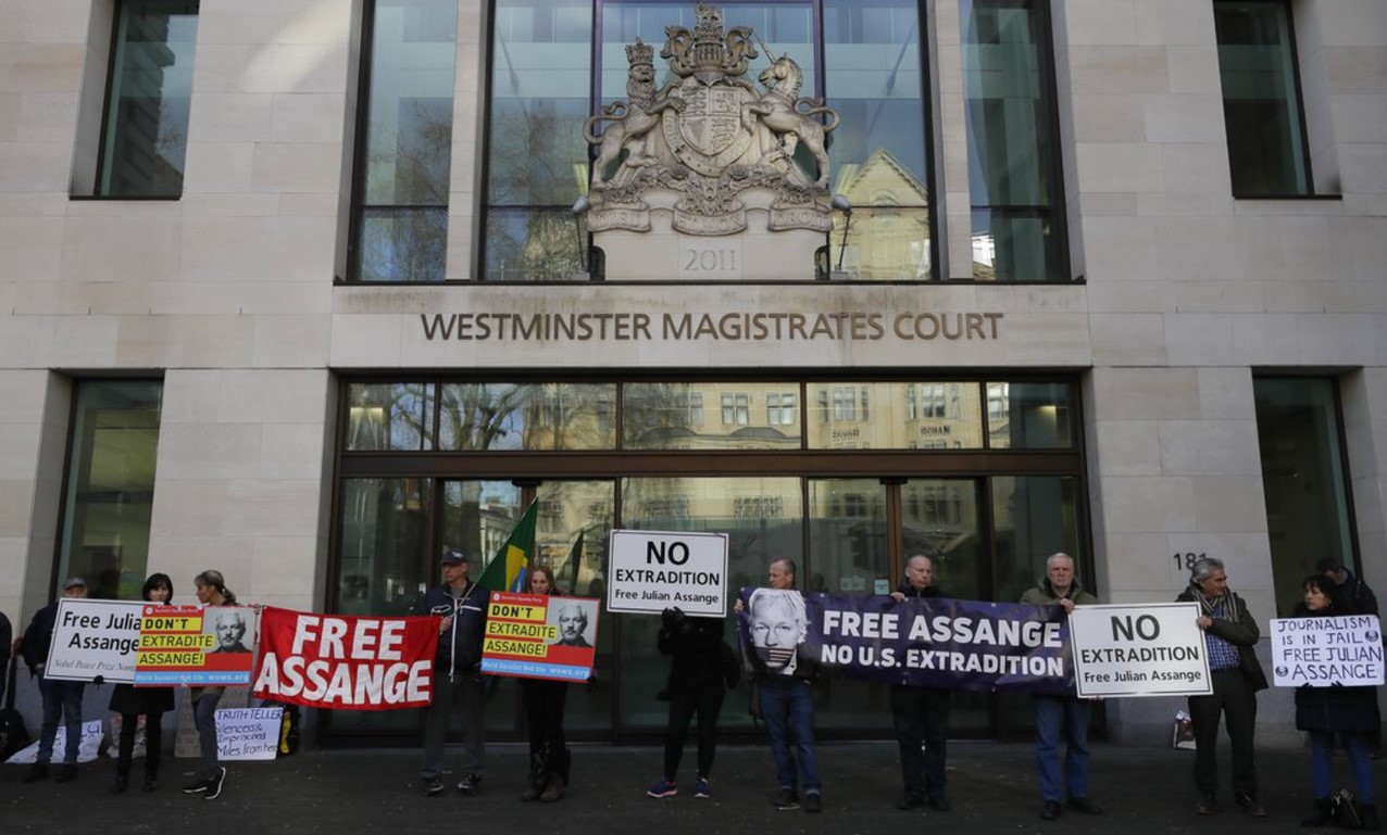 Julian Assange In Court For “Gamechanger” Hearing As US Seeks Overturn Of Extradition Ban  Julian-court-zh