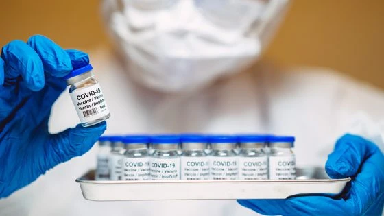 Lab-Tech-Vaccine-Vials-Covid-19 Lab-Tech-Vaccine-Vials-Covid-19
