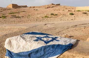 Israel-Flag-Ground-Desert-Sand