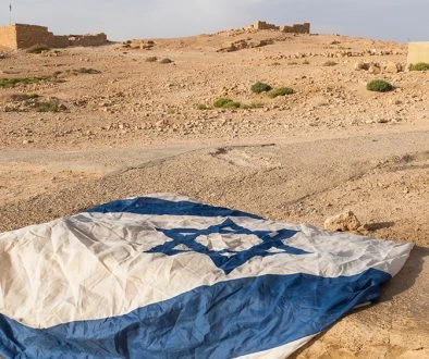 Israel-Flag-Ground-Desert-Sand