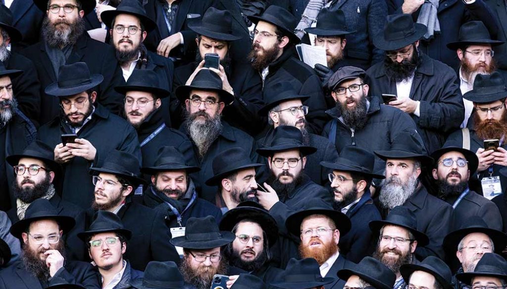 rabbis-pose-for-a-group-photo-in-front-of-Chabad-Lubavitch-world-headquarters