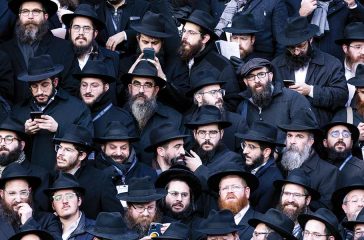 rabbis-pose-for-a-group-photo-in-front-of-Chabad-Lubavitch-world-headquarters