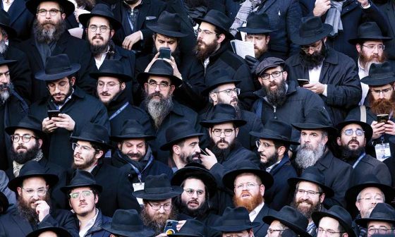 rabbis-pose-for-a-group-photo-in-front-of-Chabad-Lubavitch-world-headquarters