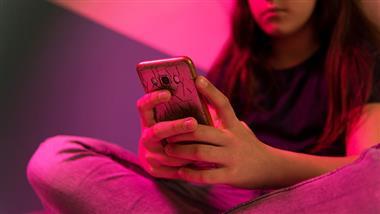 smartphone-ownership-age-12-health-risks