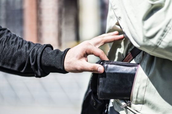 pickpocket-depositphotos-160370928-m-2015_orig