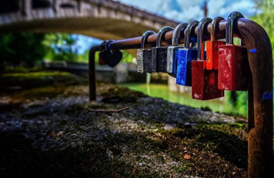 portraitor-padlock-5635666_1920